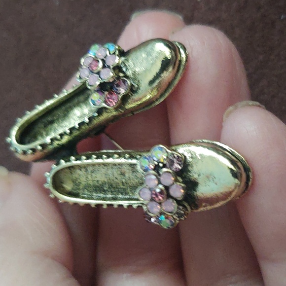 Golden Rhinestone Slipper Brooch - Picture 4 of 4